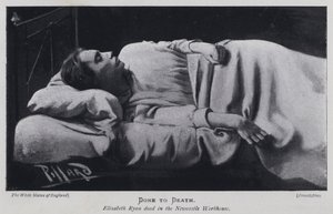 Feito à Morte, Elizabeth Ryan morta no Newcastle Workhouse (foto a p/b) de Harold Hume Piffard