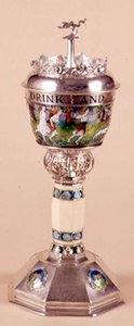 Taça e capa, ornamento aplicado com haste de marfim, c.1905-09 (prata e esmalte) de Harold Stabler