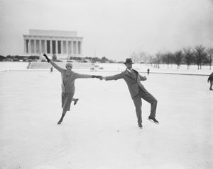 Patinagem no gelo em Tidal Basin, Washington DC, EUA, Janeiro de 1930 (foto a p/b)