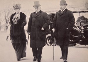 John Pierpont Morgan com o seu filho e filha a frequentar a Money Trust Investigation (foto sépia)