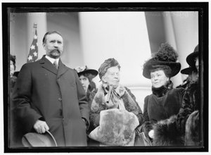 Miss Belva Ann Lockwood, com o Senador Southerland de Harris & Ewing