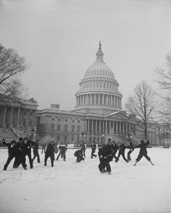 Luta de bolas de neve em frente ao Capitólio dos Estados Unidos, Washington, D.C. de Harris & Ewing