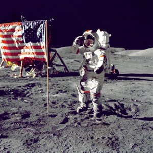 Cernan Jump saúda a bandeira, 1972. de Harrison Schmitt