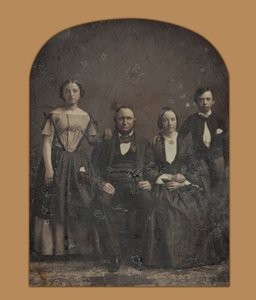 Retrato em grupo de uma família não identificada de Harrison and Hill