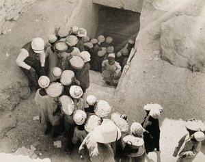Fechando o Túmulo de Tutancâmon, Vale dos Reis, fevereiro de 1923 (impressão em prata de gelatina)