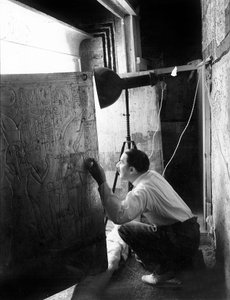 Descoberta do túmulo do faraó Tutankhamun no Vale dos Reis (Egipto) : Howard Carter olhando através das portas do segundo santuário, 4 de janeiro