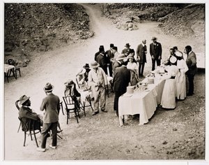 Distintos visitantes tomando refrescos perto do Túmulo de Tutankhamun na abertura da câmara interior, Vale dos Reis