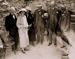 Howard Carter (1873-1939) e um grupo de europeus de pé ao lado das escavações do Túmulo de Tutankhamun, Vale dos Reis (impressão em prata gelatina)