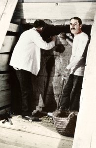 Howard Carter e um colega escavando uma tumba no Vale dos Reis, Egito, 1922