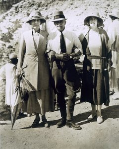 Da esquerda para a direita: Lady Somerleyton, Coronel Watson Pasha e o Exmo. Lady Alexander no Túmulo de Tutancâmon, Vale dos Reis