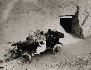 Primeira visita de Lord Carnarvon ao Vale dos Reis: Lord Carnarvon (1866-1923) e festa em um automóvel