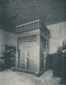 Santuário Canopic ricamente esculpido brilhando com ouro, c1935