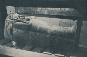 Ninho triplo de caixões dourados para preservar a argila humana pobre, c1935