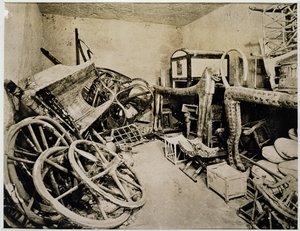 Vista da antecâmara da Tumba de Tutankhamun olhando para sul, Vale dos Reis, Novembro de 1922 (impressão em prata gelatina)