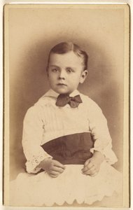 [Rapazinho não identificado com um laço, sentado] de Hastings and White and Fisher
