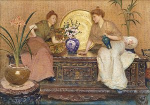Duas senhoras sentadas no peito por uma bandeja de louça do Cairo e um vaso de flores, de Hector Caffieri