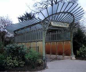 Uma estação de metro da foz feita por Hector Guimard (1867-1942), Paris. Século XX