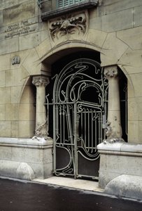 Art Nouveau architecture: vista da porta de entrada do Castel Beranger localizado no 14, rue de la Fontaine, no 16º arrondissement de Paris. Desenhado pelo arquitecto Hector Guimard (1867-1942) DR