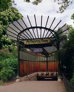 Entrada para o metrô Porte Dauphine, projetado por Hector Guimard (1867-1942)