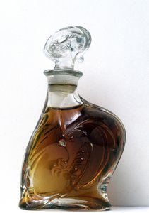 Garrafa de vidro moldado branco criada para a exposição Universelle de Paris, em 1900, por Hector Guimard. Museu Internacional de Perfumaria de Grasse. de Hector Guimard