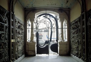 Vista do portão de entrada de Castel Beranger localizado no 14, rue de la Fontaine no 16º arrondissement de Paris (foto) de Hector Guimard