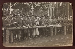 Primeira Guerra Mundial: a "Ucrânia nos anos 1914-1916 durante a invasão do exército alemão". Grupo de soldados (foto a p/b) de Heldenfriedhof Dsessentniki (attr. to)