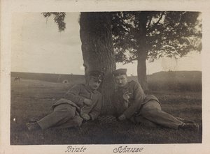 Primeira Guerra Mundial: a "Ucrânia nos anos 1914-1916 durante a invasão do exército alemão". Dois soldados em um momento de descontração (foto a p/b)