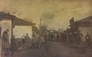 Primeira Guerra Mundial: a "Ucrânia nos anos 1914-1916 durante a invasão do exército alemão". Militares e civis na rua de uma cidade (foto a p/b) de Heldenfriedhof Dsessentniki (attr. to)