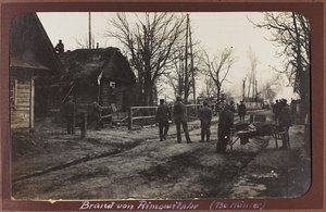 Primeira Guerra Mundial: a "Ucrânia nos anos 1914-1916 durante a invasão do exército alemão". Militares com um ferido (foto a p/b) de Heldenfriedhof Dsessentniki (attr. to)