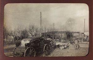 Primeira Guerra Mundial: a "Ucrânia nos anos 1914-1916 durante a invasão do exército alemão". Militares no local de um bombardeio (foto a p/b)