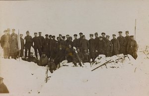 Primeira Guerra Mundial: a "Ucrânia nos anos 1914-1916 durante a invasão do exército alemão". Grupo de soldados (foto a p/b) de Heldenfriedhof Dsessentniki (attr. to)
