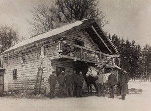 Primeira Guerra Mundial: a "Ucrânia nos anos 1914-1916 durante a invasão do exército alemão". Frente militar de uma casa (foto a p/b) de Heldenfriedhof Dsessentniki (attr. to)