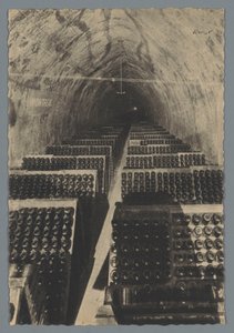Uma galeria de vinhos, em ponto (título sobre o objecto) de Helio Cachan