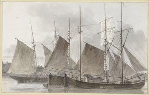 Navios à vela atracados em frente de uma cidade