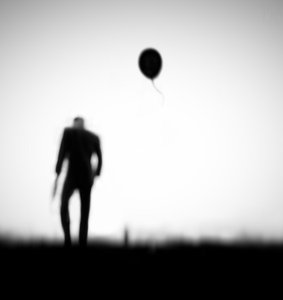 Homem e balão à deriva de Hengki Lee