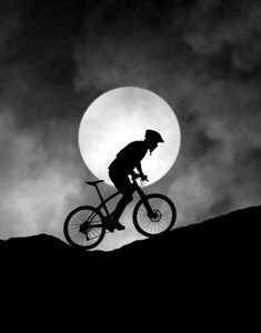 Ciclista de BTT ao luar de Hengki Lee
