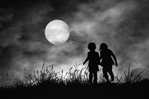 Silhuetas ao luar a caminhar de Hengki Lee