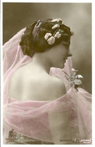 Mulher em lenço cor-de-rosa (foto a cores) de Henri (after) Manuel