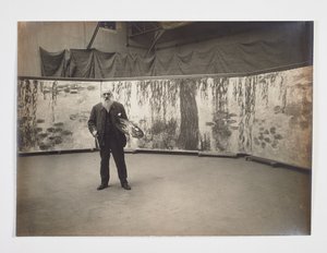 Claude Monet com a sua paleta em frente da sua obra "Les nymphéas de Henri (attr. to) Manuel