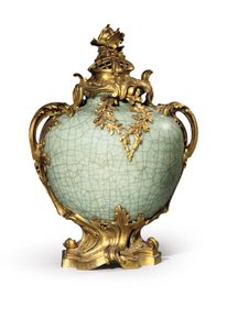 Um de um par de vasos e tampas no estilo Luís XV, suportes datados de 1883, porcelana do final do século XVIII ao início do século XIX (porcelana chinesa celadon montada em ormolu) de Henri Dasson