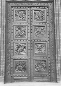 Vista da porta de La Madeleine composta de oito painéis de relevo representando as cenas do Decálogo e do Antigo Testamento (bronze)