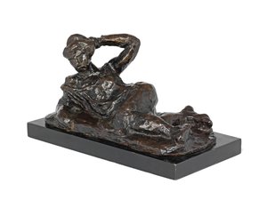 Nu reclinado em camisa de noite, concebido em 1906, fundido em 1951 (bronze com pátina castanha) de Henri Matisse