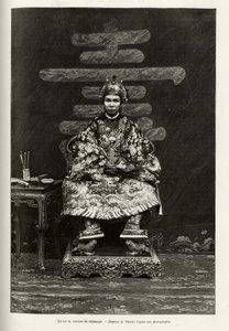 Retrato do Rei Dong Khanh (1864-1889) Imperador de Annam, em traje cerimonial. Gravura de Thiriat, para ilustrar a história "Trente mois au Tonkin" do Dr. Charles Edouard Hocquard (1853-1911), em 1885, em Le tour du monde, nouveau journal des voyages.