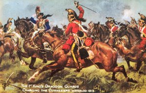 A 1ª Guarda Dragão do Rei, carregando os Cuirassiers, Waterloo 1815 (cor litho) de Henry A. Payne