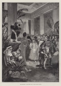 Bola de fantasia de crianças na casa da mansão