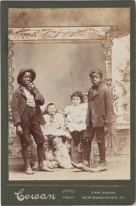 Retrato de quatro crianças,c. 1890 (foto) de Henry Cowan