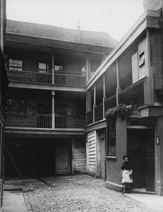O Old Bell Inn, High Holborn, pátio interno, c.1884