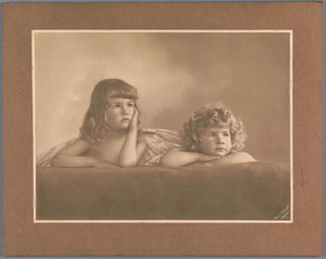 Retrato de Agnes Renée e Irène Heloïse Pauw van Wieldrecht, filhas do fotógrafo, numa pose emprestada do putti sobre a Madona Sistina de Rafael (Dresden, Galerie Alte Meister) de Henry Pauw van Wieldrecht