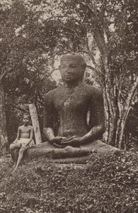 Cidades arruinadas do Ceilão: Estátua Monolítica de Buda (foto p/b)