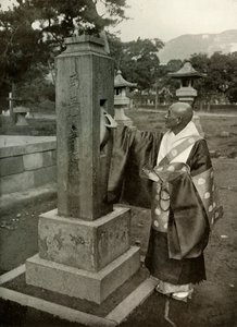 Um padre budista e roda de oração, 1910. de Herbert Ponting